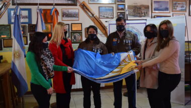 El Superior Tribunal de Justicia acompañó entrega de bandera de parte de AMJA al Centro de Ex Combatientes de Ushuaia